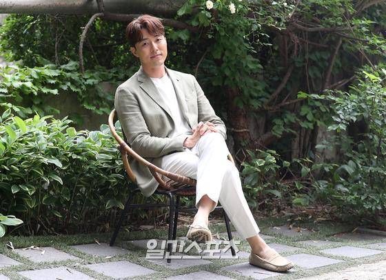 JTBC 금토 드라마 ‘부부의 세계’에서 정신과 의사 김윤기 역을 맡아 열연한 배우 이무생이 18일 오전 서울 강남구 청담동의 한 카페에서 일간스포츠와 인터뷰를 가졌다. 박세완 기자 park.sewan@jtbc.co.kr / 2020.05.18/