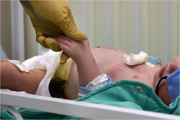 (사진=연합뉴스)모스크바 국립아동건강연구병원 의료진이 유아 코로나19 환자를 보살피고 있는 모습