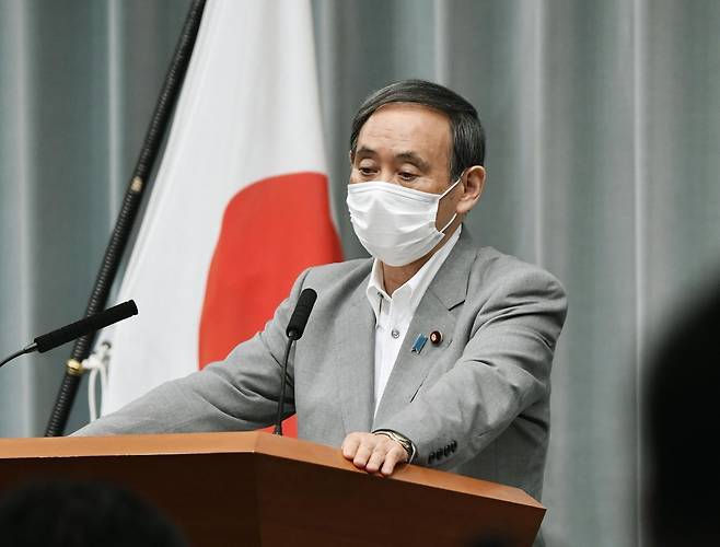 (도쿄 교도=연합뉴스) 일본 정부 대변인인 스가 요시히데(菅義偉) 관방장관이 18일 오전 일본 총리관저에서 기자회견을 하고 있다.