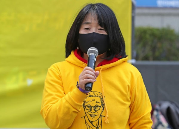 더불어시민당 윤미향 당선자가 지난 3월 주한일본대사관 앞에서 열린 수요집회에 참석한 모습 /연합뉴스