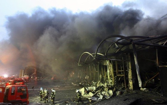 2008년 경기도 이천 냉동창고의 불길이 거의 잡힌 뒤 앙상한 잔해가 드러나고 있다. 이날 밤늦게까지 실종자 수색 작업이 벌어졌으나 40명 모두 숨진 채로 발견됐다. 중앙포토