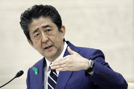 지난달 17일 오후 총리관저에서 열린 기자회견에서 아베 신조 일본 총리가 긴급사태선언 발령을 전국으로 확대한 이유 등을 설명하고 있다. [AP=연합뉴스]
