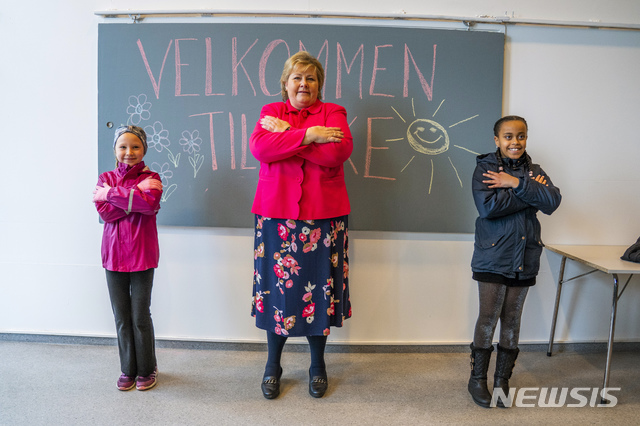 [오슬로=AP/뉴시스] 휴업 6주만에 초등 1년부터 4년까지 27일 개학한 노르웨이에서 에르나 솔베리 총리가 한 학교을 찾아 아이들과 함께 코로나19 시대 인사법을 같이 배우고 있다. 2020. 4. 27.