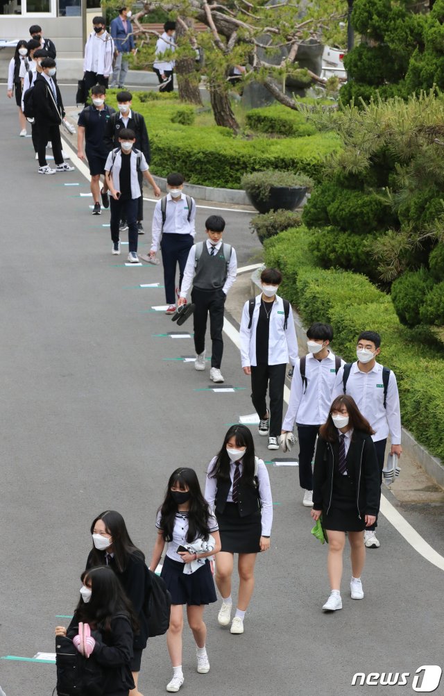 (대전=뉴스1) 3학년 학생들의 등교가 시작된 20일 오전 대전 전민동 전민고등학교에서 학생들이 거리두기 속에 등교를 하고 있다. 신종 코로나바이러스 감염증(코로나19) 여파로 80일 만에 학생들의 등교 개학이 이뤄졌다. 2020.5.20/뉴스1