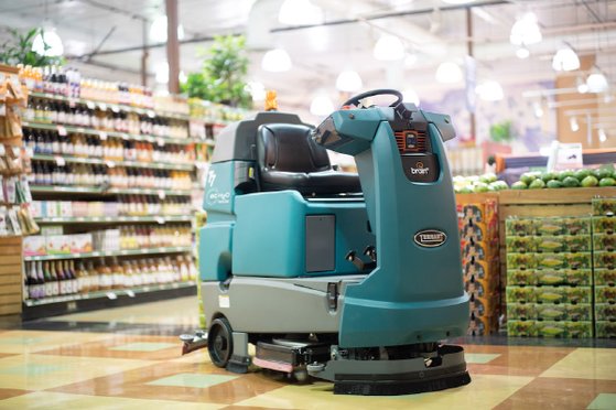 월마트·크로커 등 대형 마트에서 바닥 청소를 하는 브레인코프의 로봇. [사진 브레인코프]