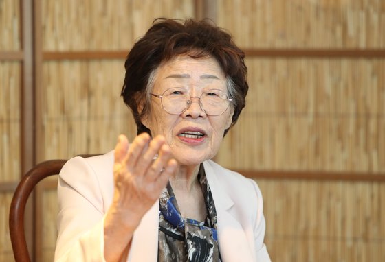 일본군 '위안부' 피해 생존자인 이용수 할머니가 7일 오후 대구시 남구 한 찻집에서 열린 기자회견에서 수요집회를 없애야 한다고 주장하며 관련단체를 비난하고 있다.[연합뉴스]