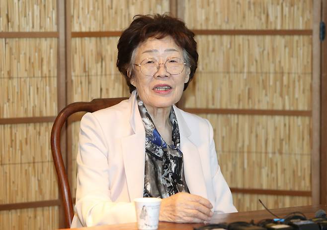 지난 7일 일본군 ‘위안부’ 피해 생존자인 이용수 할머니가 대구시 남구 한 찻집에서 기자회견을 하는 모습. 연합뉴스