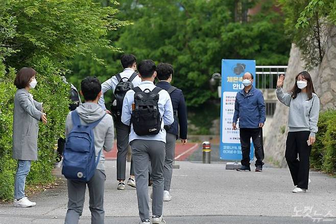 코로나19 여파로 80일 만에 등교수업이 시작된 20일 서울 경복고등학교에서 고3 학생들이 등교하고 있다. (사진=박종민 기자)