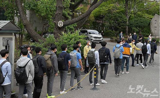 코로나19 여파로 80일 만에 등교수업이 시작된 20일 서울 경복고등학교에서 고3 학생들이 등교하고 있다. (사진=박종민 기자)