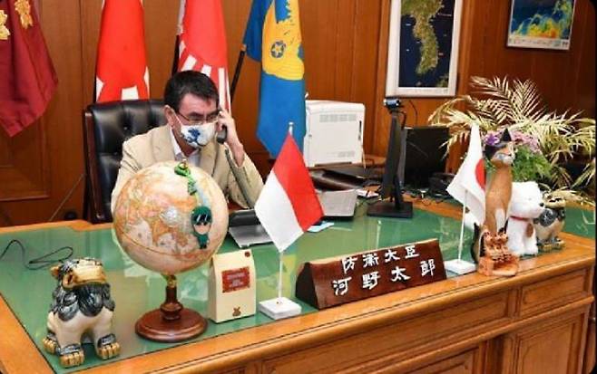 통화하는 고노 다로 일본 방위상 - 고노 다로 일본 방위상이 지난 19일 한반도 지도가 담긴 자신의 집무실 사진을 게시했다.고노 방위상 트위터 캡처.