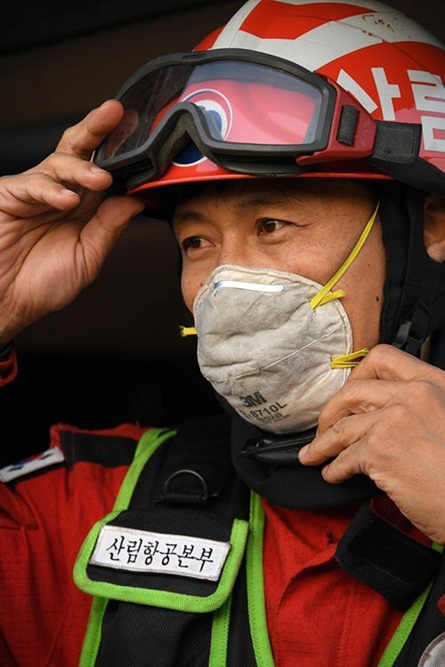 김세동 산림청 공중진화대원이 고성 산불 현장에서 헬멧을 고쳐쓰고 있다. 산림청