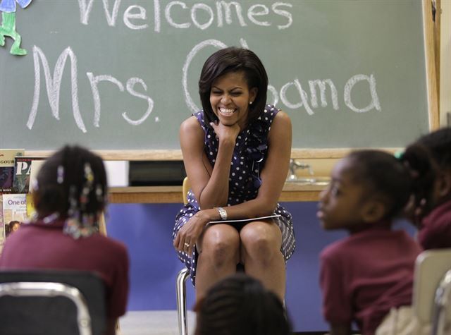 미셸 오바마가 퍼스트레이디였던 2009년 5월 워싱턴 D.C의 한 초등학교에서 3학년 아이들과 만나고 있는 모습. 누구를 만나든 진심으로 소통할 줄 아는 능력이 탁월했다. 워싱턴 D.C=로이터 연합뉴스