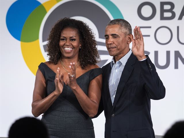 지난해 미국 시카고에서 열린 오바마 재단 서밋 폐막식에 참석한 오바마 전 대통령과 미셸 오바마. 시카고= AP 연합뉴스