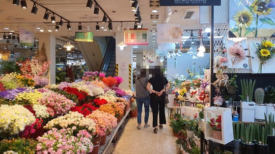 21일 오후 꽃집이 몰려 있는 대전시 서구 둔산동의 상가. 부부의 날인 이날 꽃집을 찾는 손님은 별로 보이지 않았다. 코로나19 여파로 지난 2월부터 매출이 줄기 시작한 꽃집에서는 재난지원금이 풀린 뒤에도 손님이 늘지 않았다고 한다. 신진호 기자