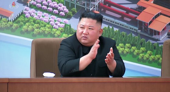 김정은 북한 국무위원장이 지난 1일 평남 순천에서 열린 순천인비료공장 준공식에 참석해 박수를 치고 있다. [뉴시스]