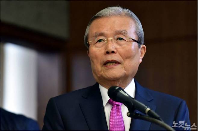 미래통합당 비대위원장직을 수락한 김종인 전 총괄선대위원장이 지난 4월 24일 오후 서울 중구 은행회관에서 열린 바른사회운동연합 주최 '21대 국회, 어떻게 해야 하나' 토론회에 참석해 격려사를 하고 있다. 윤창원기자