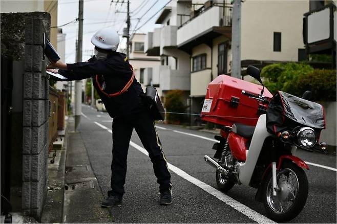 코로나19 대응 '아베노마스크' 배달하는 일본 집배원(사진=연합뉴스)