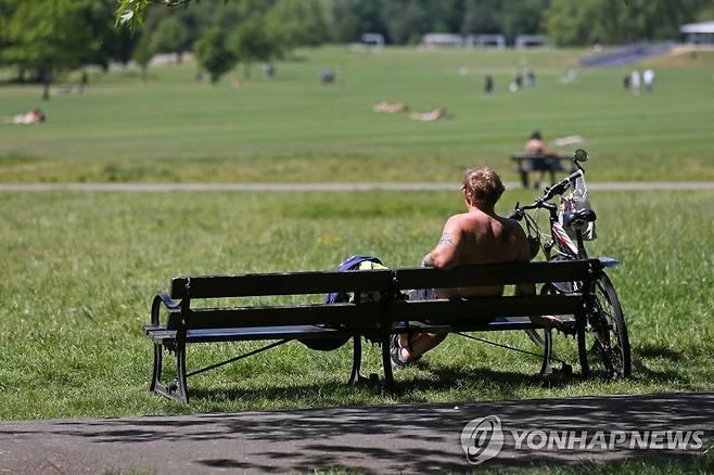 20일(현지시간) 영국 런던의 레전트공원에서 한 시민이 의자에 앉아 쉬고 있다. [AFP=연합뉴스 자료사진]