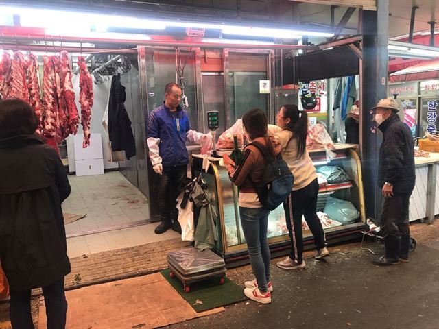 19일 마장동 축산물시장의 한 정육점에서 손님들이 고기를 주문하고 있다. 이태웅ㆍ이혜인 인턴기자