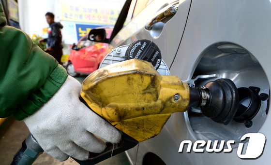 국제유가 폭락 영향으로 하락했던 주유소 기름값이 서울 등 일부지역에서 다시 상승세로 돌아선 것으로 나타났다./사진=뉴스1DB