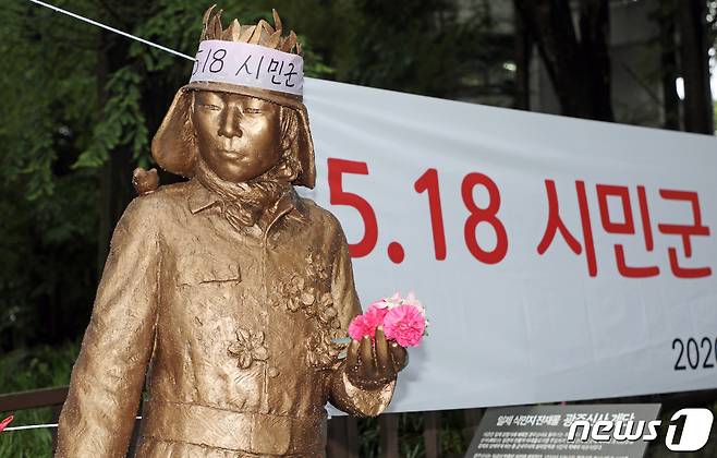 24일 오후 김군 동상 제막식이 열린 광주 남구 광주공원에 이름없는 시민군 '김군' 동상이 설치되어 있다. 김군 동상에 '5·18시민군'이라 쓰인 머리띠가 둘러져있다.2020.5.24/뉴스1 © News1 허단비 기자