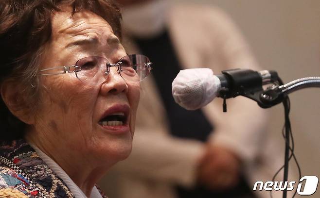 일본군 위안부 피해자인 이용수 할머니가 25일 오후 대구 수성구 인터불고 호텔에서 두 번째 기자회견을 열어 입장 발표를 하고 있다. 2020.5.25/뉴스1 © News1 공정식 기자