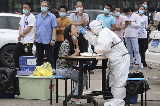 [우한=AP/뉴시스]중국 후베이성 우한시에 있는 한 공장에서 15일 노동자들이 신종 코로나바이러스 감염증(코로나19) 검사를 받고 있다.2020.05.19.