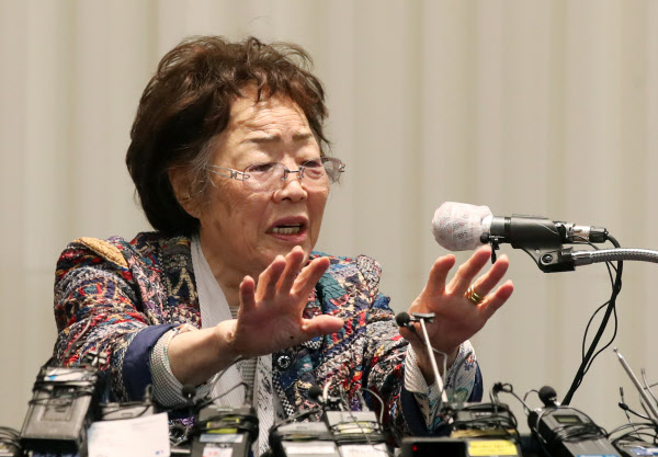 일본군 위안부 피해자 이용수(92) 할머니가 25일 오후 대구 인터불고 호텔에서 기자회견을 하고 있다. /연합뉴스