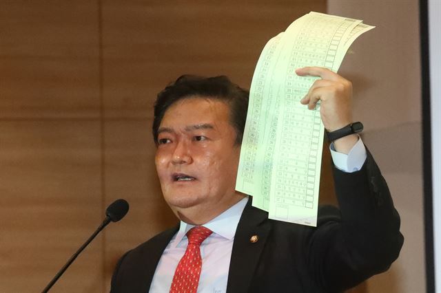 민경욱 미래통합당 의원이 지난 11일 서울 여의도 국회 의원회관에서 투표관리관의 날인 없이 기표되지 않은 채 무더기로 비례투표용지가 발견됐다고 주장하고 있다. 오대근 기자