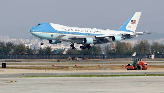 도널드 트럼프 미국 대통령 내외를 태운 에어포스 원이 2017년 경기 오산공군기지에 착륙하고 있다. [연합뉴스]