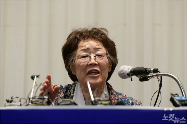 정의연 후원금 유용 의혹을 폭로한 일본군 위안부 피해자 이용수 할머니가 25일 대구 수성구 만촌동 인터불고 호텔에서 2차 기자회견을 열고 발언을 하고 있다. 2020.05.25 이한형기자