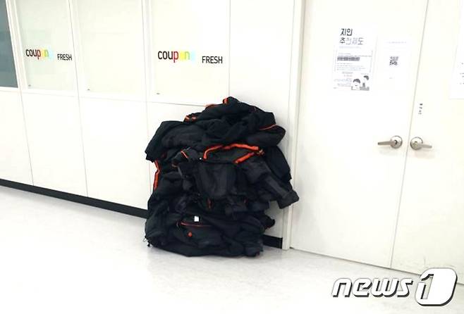 경기 부천 쿠팡 물류센터에서 코로나19 확진자가 대량 발생한 가운데, 쿠팡 물류센터 직원들이 입은 방한복이 공개됐다. 직원들은 회사측이 방한복을 소독하지 않고 방치했다고 주장했다. 부천 쿠팡 물류센터 2층에 쌓여진 방한복의 모습. (제보자제공)2020.5.27/뉴스1© News1 정진욱 기자