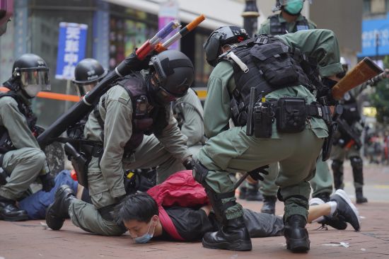 (홍콩 AP=연합뉴스) 24일 홍콩 도심 코즈웨이베이에서 중국의 '홍콩 국가보안법' 제정에 반대하는 시위 참가자가 경찰에 체포되고 있다.
