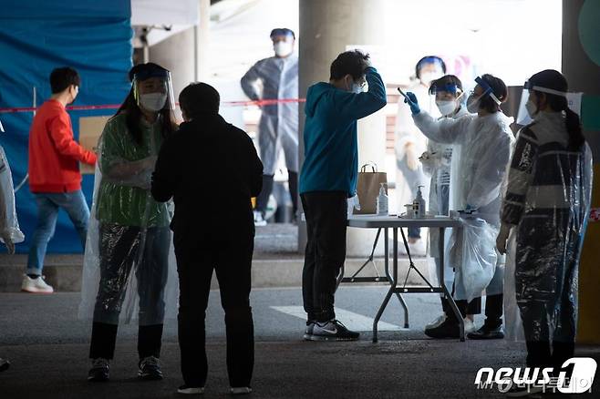 경기 부천 쿠팡 물류센터발 신종 코로나바이러스 감염증(코로나19) 확진자가 속출한 가운데 27일 부천종합운동장 주차장에 마련된 코로나19 선별진료소에서 방역당국 관계자들이 시민들의 발열을 확인하고 있다. /사진=뉴스1