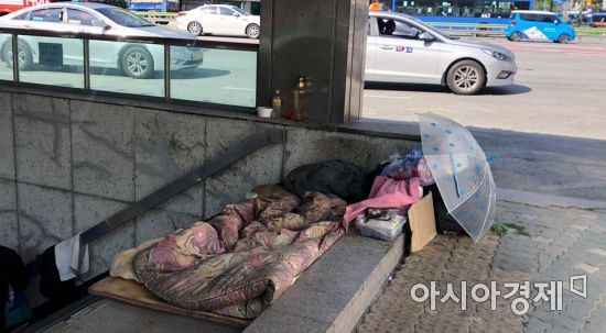 서울역 광장 인근에 마련된 한 노숙인의 자리. 사진=김연주 인턴기자 yeonju1853@