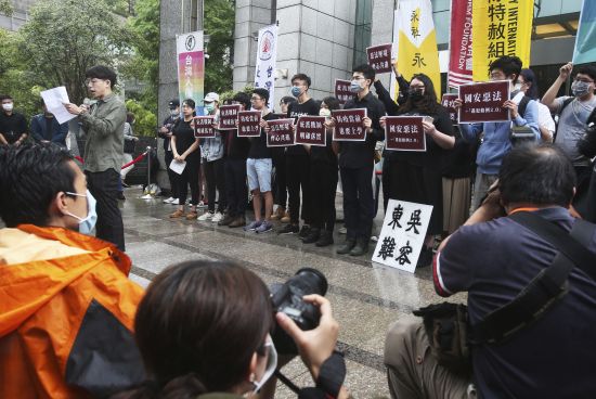 대만 수도 타이베이에서 28일 홍콩 유학생과 지지자들이 중국의 홍콩보안법 제정에 반대하는 시위를 벌이고 있다. AP 연합뉴스