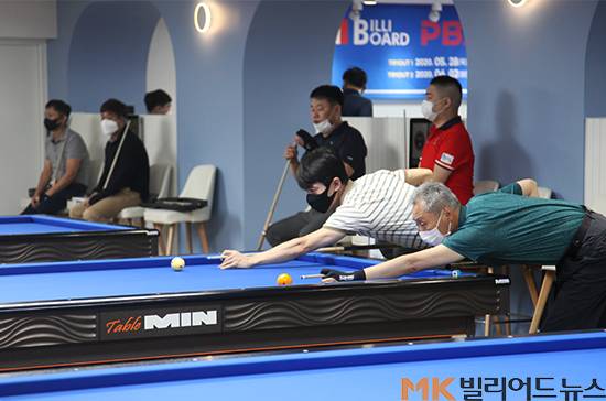 2020-21 PBA선수선발전 첫 관문, 트라이아웃이 29일 오전 서울 논현동 PBA스퀘어점을 비롯한 3곳에서 일제히 개막했다. 트라이아웃 1 첫째날 결과 93명이 트라이아웃2로 직행했다. 서울 논현동 PBA스퀘어점에서 트라이아웃 참가자들이 경기시작전 PBA뉴뱅킹을 하고 있다.