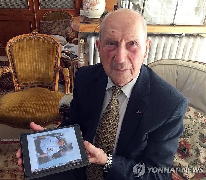 프랑스군 한국전쟁 참전용사인 자크 그리졸레(92) 씨가 2018년 4월 파리 시내 자택에서 연합뉴스와 인터뷰를 하며 자신의 군 복무 시절 사진들이 담긴 태블릿 PC를 보여주고 있다. [연합뉴스 자료사진]