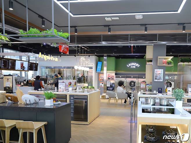 롯데하이마트 메가스토어 수원점 1층에 런드리존과 펫 스파룸, 엔제리너스카페가 영업 준비 중이다. © 뉴스1