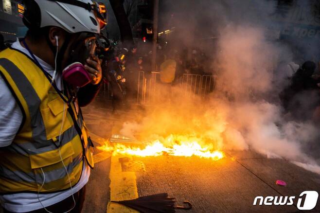 1월1일(현지시간) 홍콩 민주화 시위대가 새해 첫날 대규모 도심 집회를 벌이는 동안 경찰이 최루가스를 발사하고 있다. © AFP=뉴스1 © News1 우동명 기자