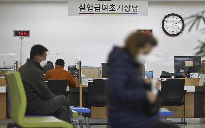 서울의 한 고용복지플러스센터를 찾은 시민들이 실업급여 신청을 위해 대기하고 있다. ⓒ 시사저널 고성준