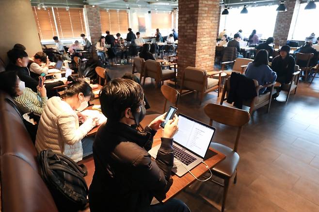 서울 동작구 한 대학교 앞 커피숍이 온라인강의를 듣는 학생들로 붐비고 있다. ⓒ 시사저널 박정훈