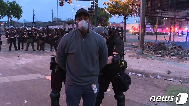 오마르 히메네스 CNN 기자가 생방송 도중 경찰에 체포되고 있다. (CNN) © 뉴스1