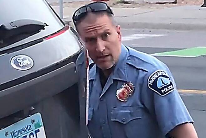 흑인 조지 플로이드를 무릎으로 짓눌러 숨지게 한 경찰관 데릭 쇼빈. (유튜브 갈무리) © News1