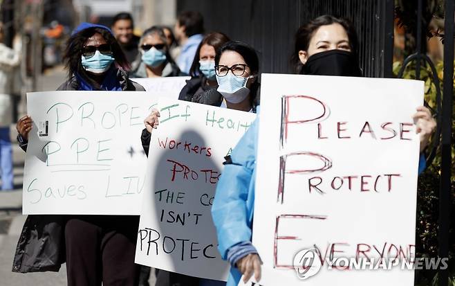 지난달 2일(현지시간) 미국 뉴욕주 브롱크스의 한 병원 앞에서 간호사들들이 코로나19 의료장비 부족에 항의하는 시위를 벌이고 있다.[EPA=연합뉴스 자료사진]