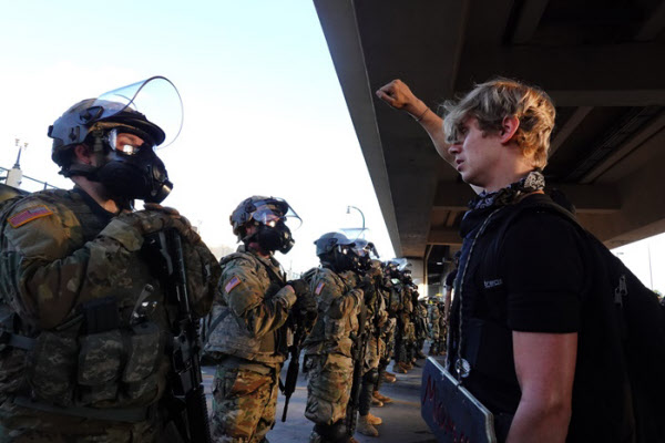 미네소타주 미니애폴리스에서 시위대와 대치한 주방위군 /AFP 연합뉴스