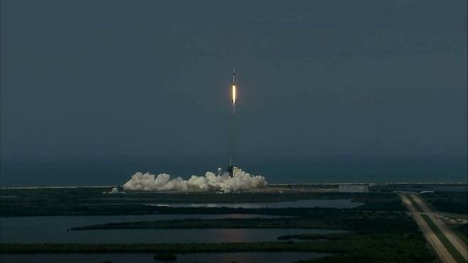 스페이스X의 유인우주선 크루드래건을 실은 재사용로켓 팰컨9이 31일 오전 4시22분(한국시간) 미국 플로리다주 케네디우주센터에서 힘차게 우주로 향하고 있다. NASA제공