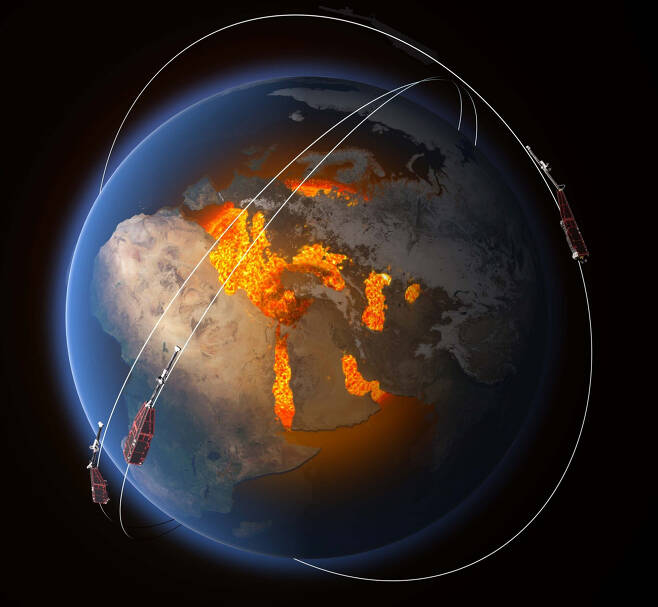 유럽우주국(ESA)이 2013년 발사한 ‘스웜(Swarm) 위성’. 3대가 동시에 움직이며 지구 자기장의 변화 상황을 측정한다.  ESA 제공