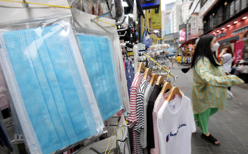 본격적인 여름철이 다가오면서 통풍이 용이한 수술용(덴탈) 마스크의 수요가 늘고 있는 가운데 31일 서울 중구 명동거리의 한 상점에 덴탈 마스크가 진열돼 있다. 하상윤 기자