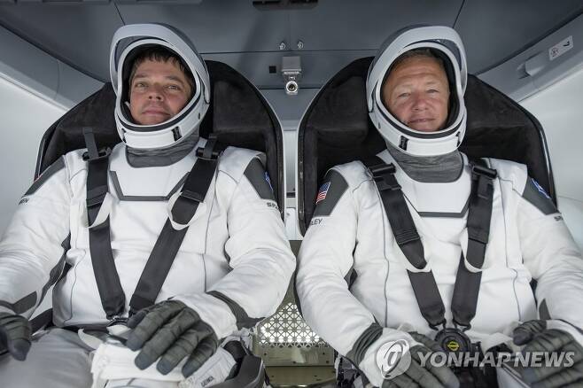 나사 우주비행사 로버트 벤켄(왼쪽)과 더글러스 헐리(오른쪽) [EPA=연합뉴스/스페이스X 제공·재판매 및 DB 금지]